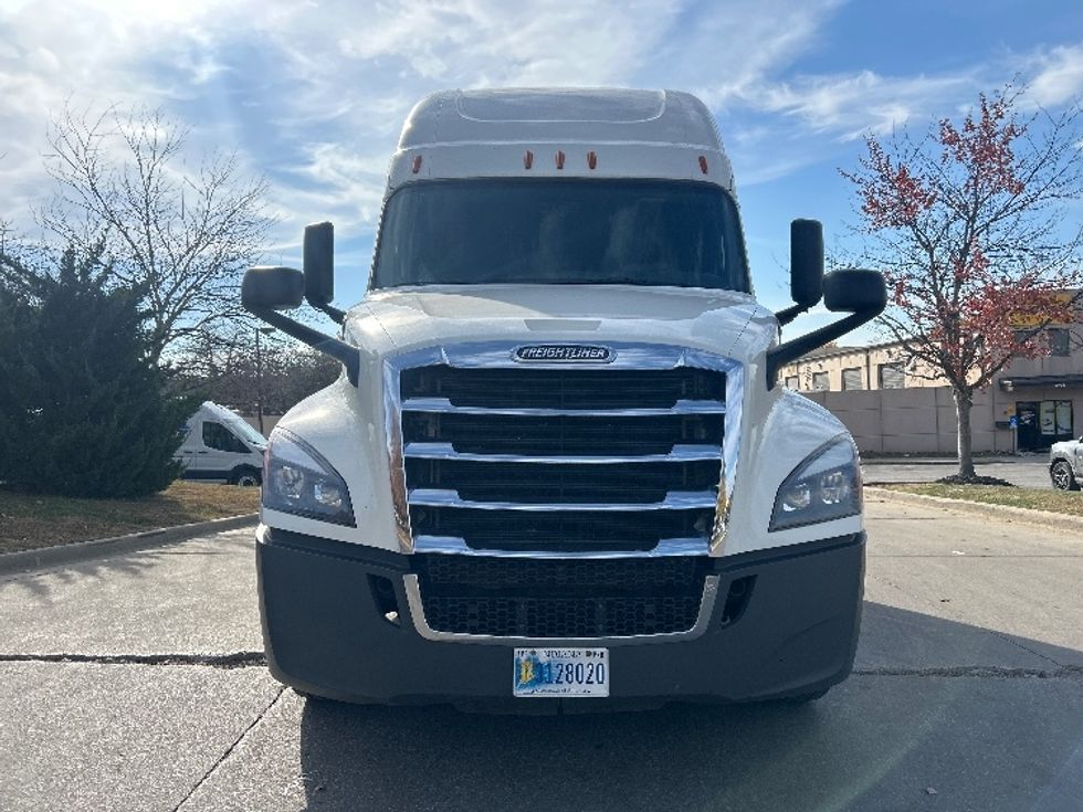 Sleeper Tractor-Heavy Duty Tractors-Freightliner-2020-T12664ST-Lenexa-KS-541,785\n\t\tmiles-$ 55,750 - Image 2