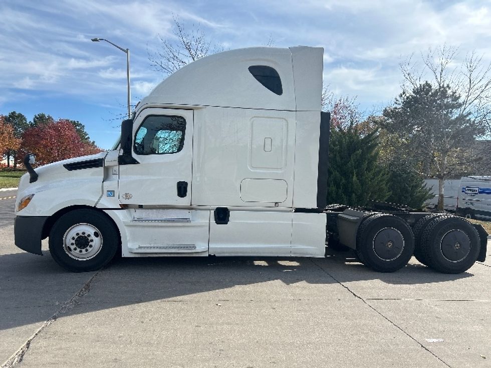Sleeper Tractor-Heavy Duty Tractors-Freightliner-2020-T12664ST-Lenexa-KS-541,785\n\t\tmiles-$ 55,750 - Image 4
