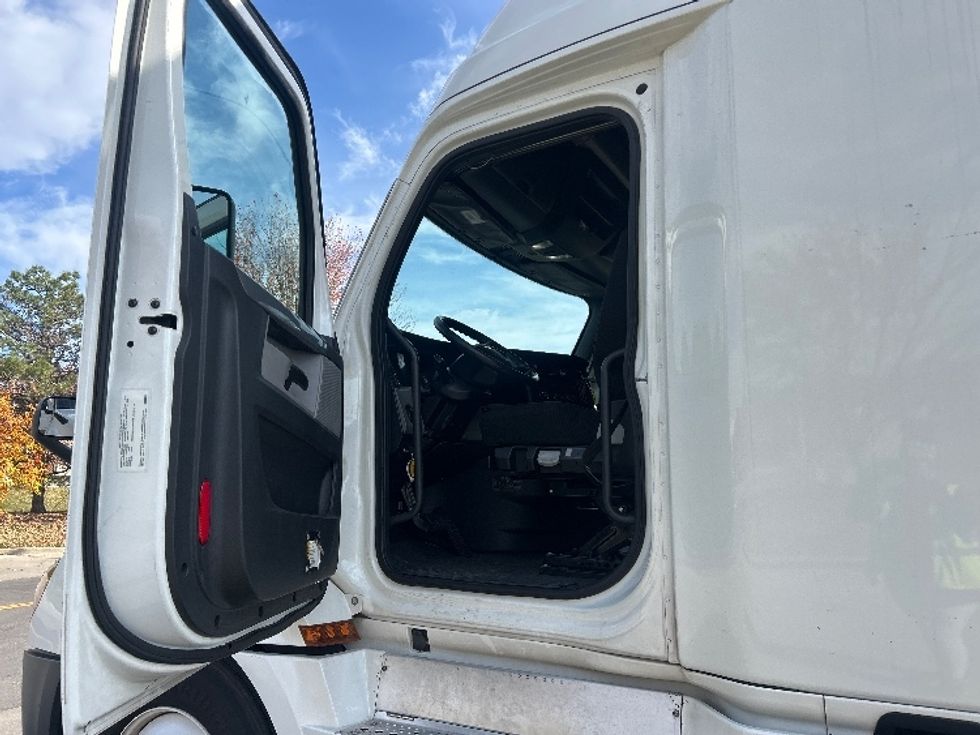 Sleeper Tractor-Heavy Duty Tractors-Freightliner-2020-T12664ST-Lenexa-KS-541,785\n\t\tmiles-$ 55,750 - Image 9