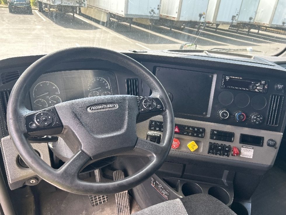 Sleeper Tractor-Heavy Duty Tractors-Freightliner-2020-T12664ST-Lexington-KY-468,729\n\t\tmiles-$ 60,250 - Image 11