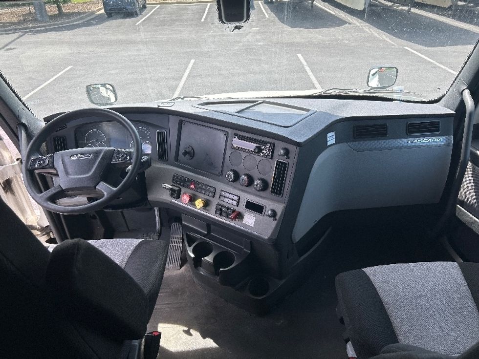 Sleeper Tractor-Heavy Duty Tractors-Freightliner-2020-T12664ST-Lexington-KY-468,729\n\t\tmiles-$ 60,250 - Image 12