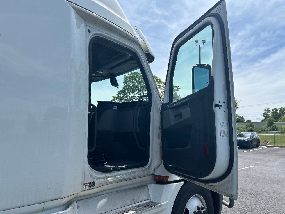 Sleeper Tractor-Heavy Duty Tractors-Freightliner-2020-T12664ST-Lexington-KY-468,729\n\t\tmiles-$ 60,250 - Image 13