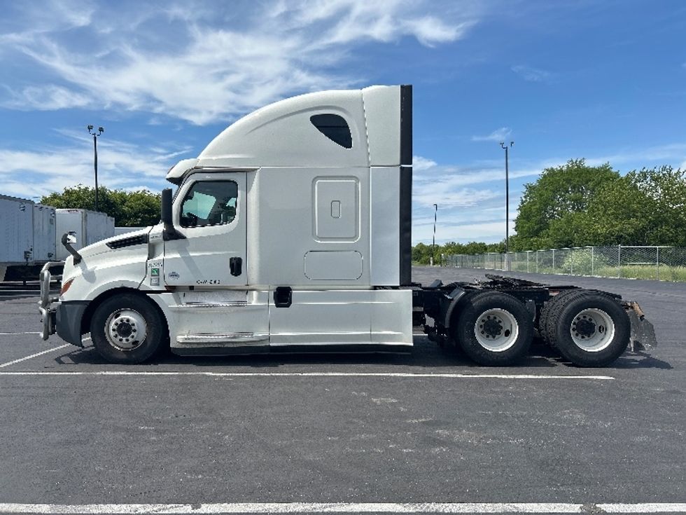 Sleeper Tractor-Heavy Duty Tractors-Freightliner-2020-T12664ST-Lexington-KY-468,729\n\t\tmiles-$ 60,250 - Image 4