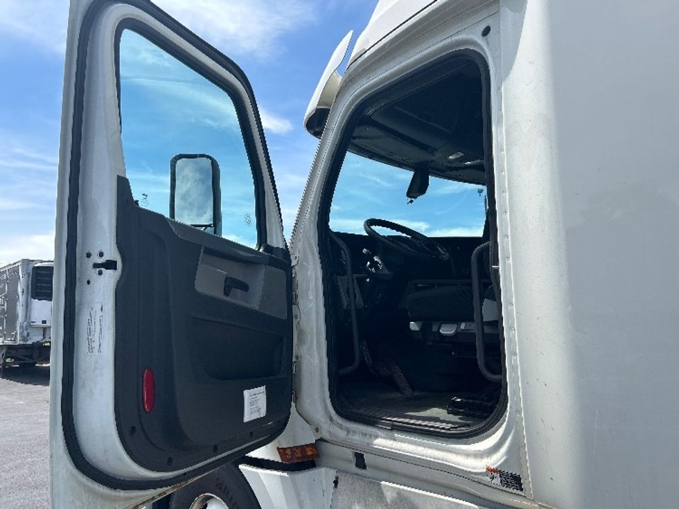 Sleeper Tractor-Heavy Duty Tractors-Freightliner-2020-T12664ST-Lexington-KY-468,729\n\t\tmiles-$ 60,250 - Image 9