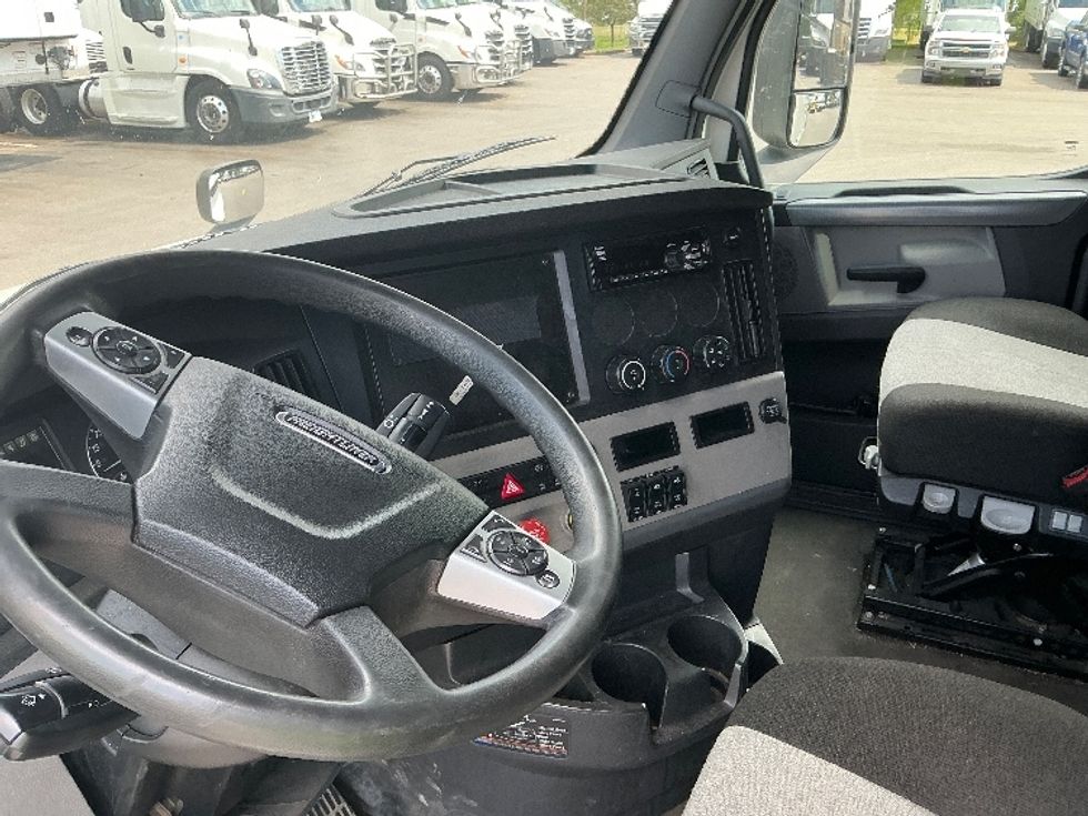 Sleeper Tractor-Heavy Duty Tractors-Freightliner-2020-T12664ST-Lexington-KY-495,202\n\t\tmiles-$ 60,000 - Image 10