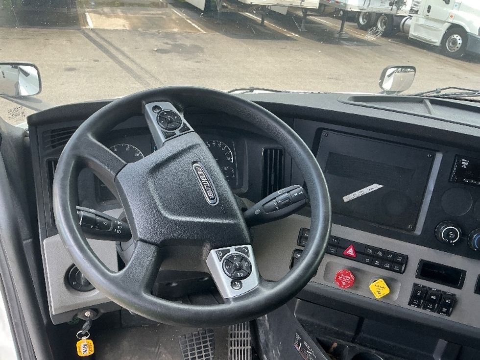 Sleeper Tractor-Heavy Duty Tractors-Freightliner-2020-T12664ST-Lexington-KY-495,202\n\t\tmiles-$ 60,000 - Image 11