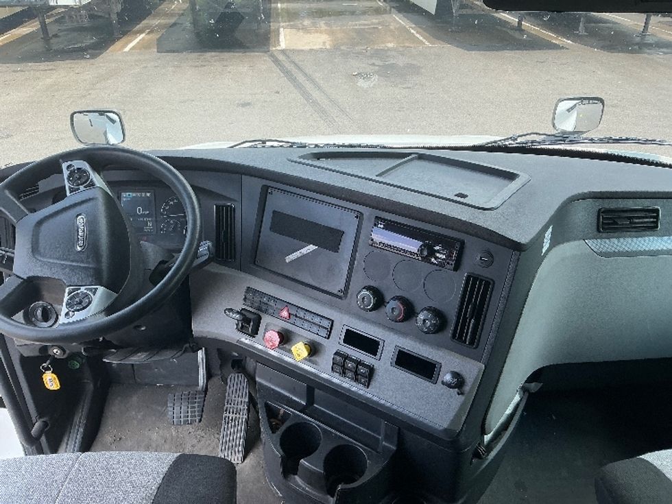 Sleeper Tractor-Heavy Duty Tractors-Freightliner-2020-T12664ST-Lexington-KY-495,202\n\t\tmiles-$ 60,000 - Image 12