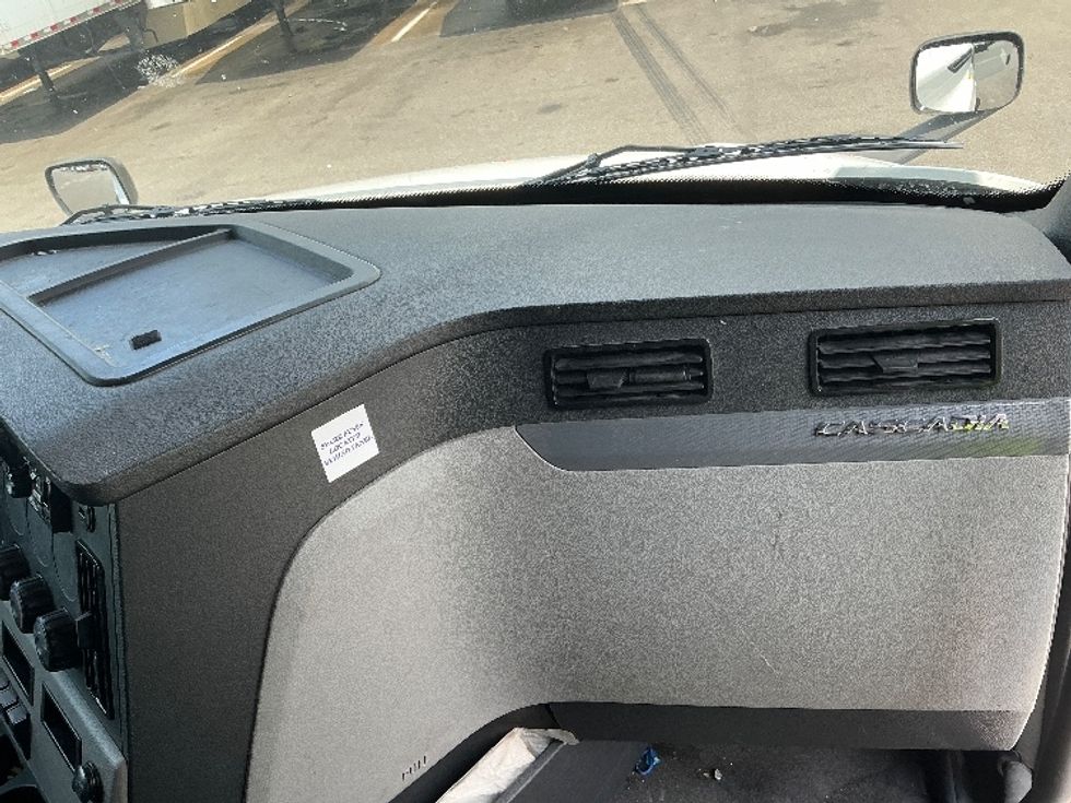 Sleeper Tractor-Heavy Duty Tractors-Freightliner-2020-T12664ST-Lexington-KY-495,202\n\t\tmiles-$ 60,000 - Image 14