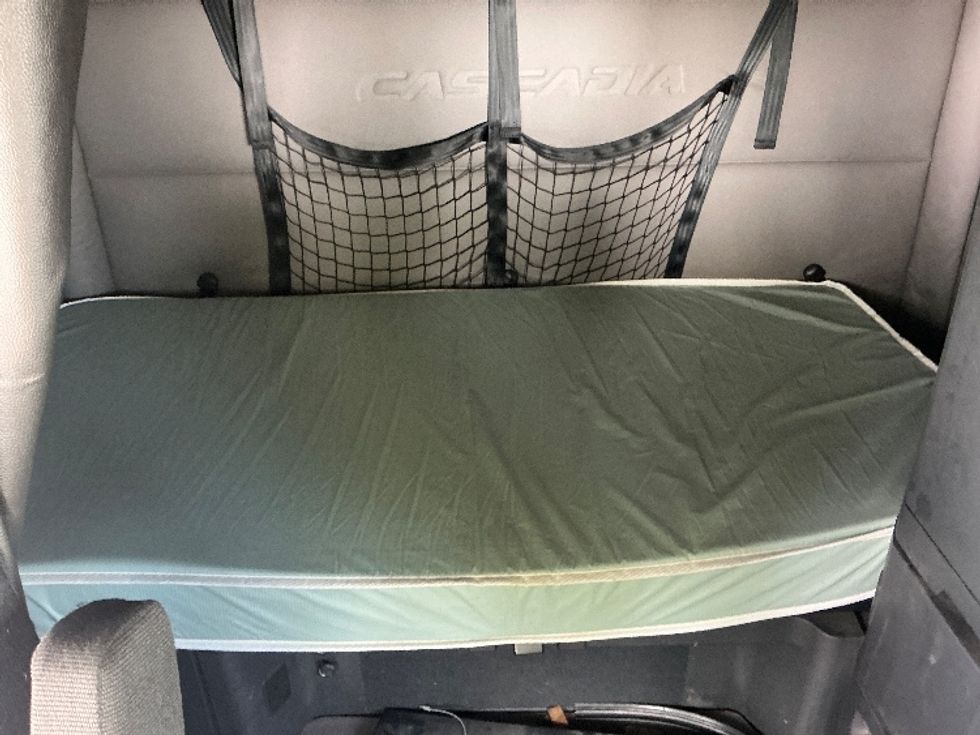 Sleeper Tractor-Heavy Duty Tractors-Freightliner-2020-T12664ST-Lexington-KY-495,202\n\t\tmiles-$ 60,000 - Image 16