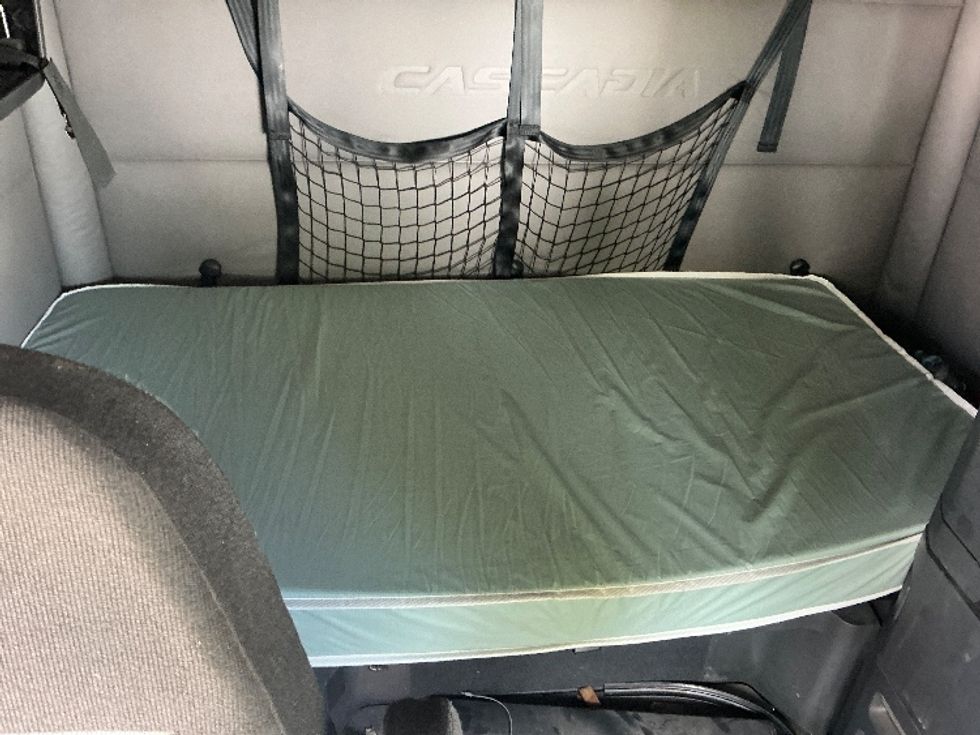 Sleeper Tractor-Heavy Duty Tractors-Freightliner-2020-T12664ST-Lexington-KY-495,202\n\t\tmiles-$ 60,000 - Image 17