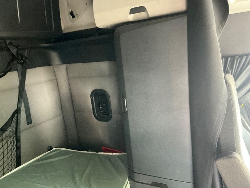 Sleeper Tractor-Heavy Duty Tractors-Freightliner-2020-T12664ST-Lexington-KY-495,202\n\t\tmiles-$ 60,000 - Image 18