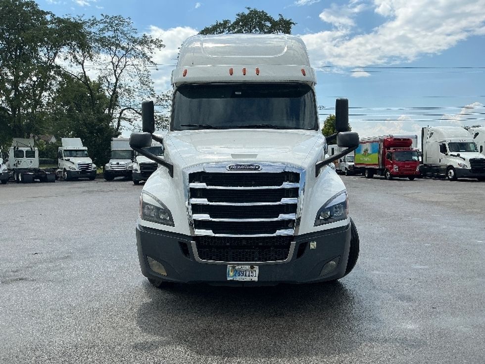 Sleeper Tractor-Heavy Duty Tractors-Freightliner-2020-T12664ST-Lexington-KY-495,202\n\t\tmiles-$ 60,000 - Image 2