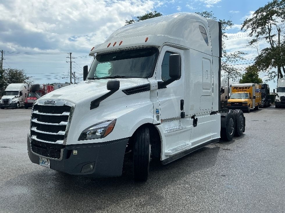 Sleeper Tractor-Heavy Duty Tractors-Freightliner-2020-T12664ST-Lexington-KY-495,202\n\t\tmiles-$ 60,000 - Image 3