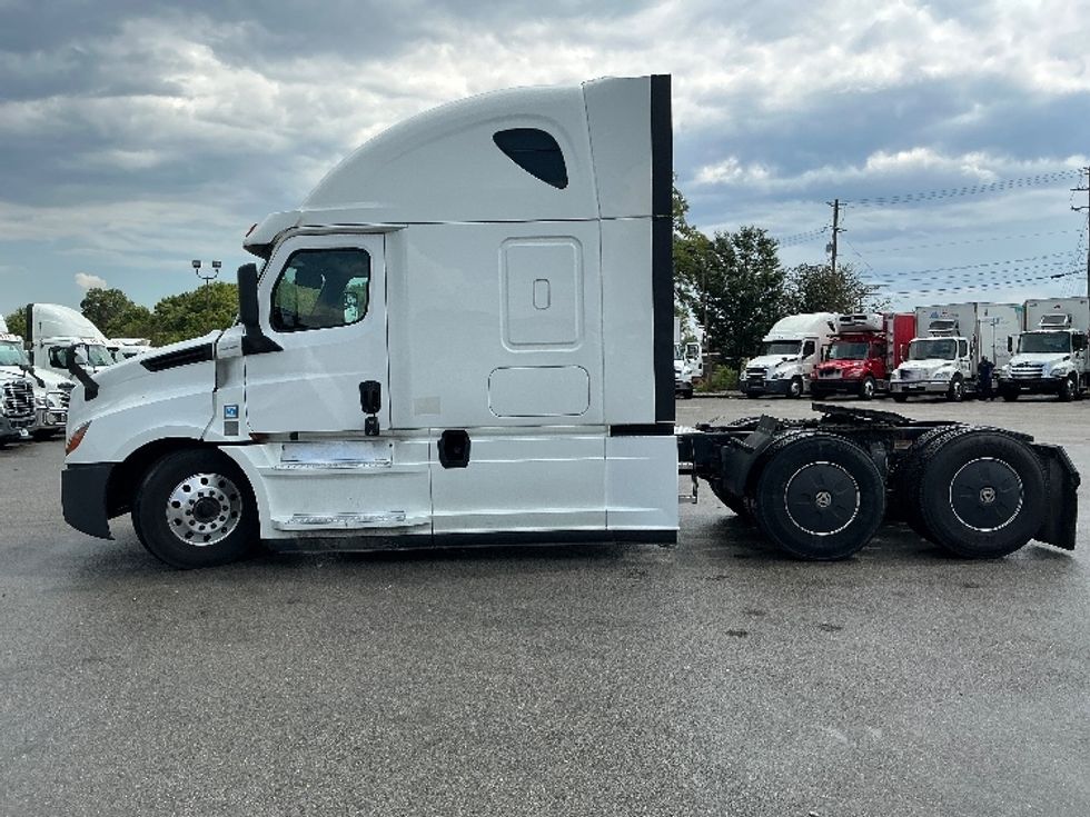 Sleeper Tractor-Heavy Duty Tractors-Freightliner-2020-T12664ST-Lexington-KY-495,202\n\t\tmiles-$ 60,000 - Image 4