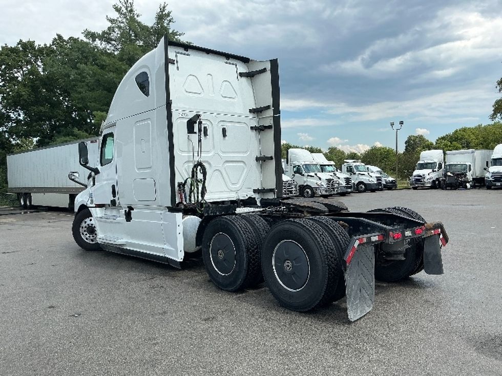 Sleeper Tractor-Heavy Duty Tractors-Freightliner-2020-T12664ST-Lexington-KY-495,202\n\t\tmiles-$ 60,000 - Image 5