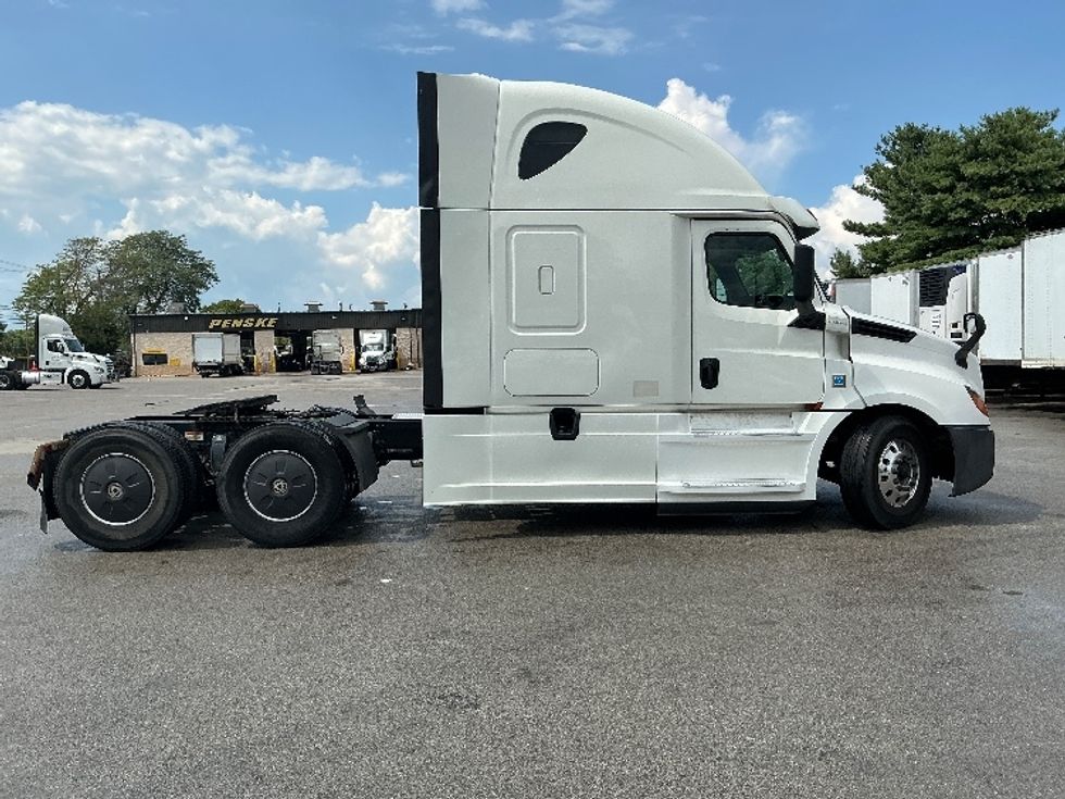 Sleeper Tractor-Heavy Duty Tractors-Freightliner-2020-T12664ST-Lexington-KY-495,202\n\t\tmiles-$ 60,000 - Image 8