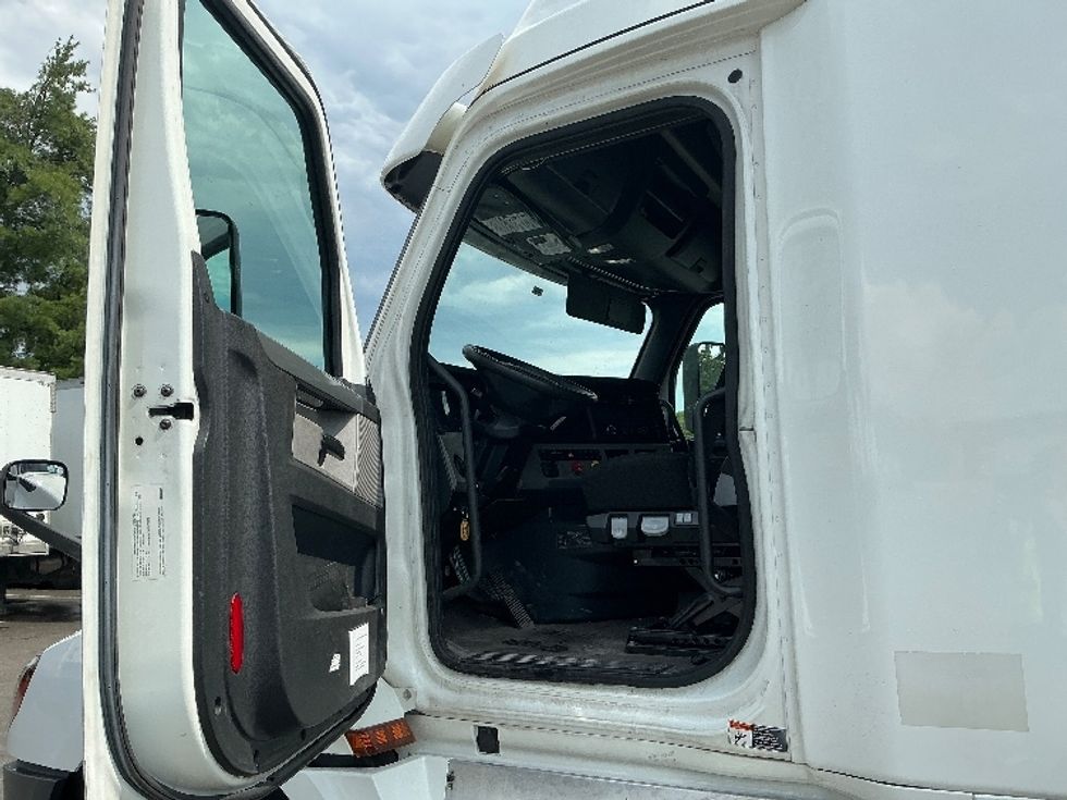 Sleeper Tractor-Heavy Duty Tractors-Freightliner-2020-T12664ST-Lexington-KY-495,202\n\t\tmiles-$ 60,000 - Image 9