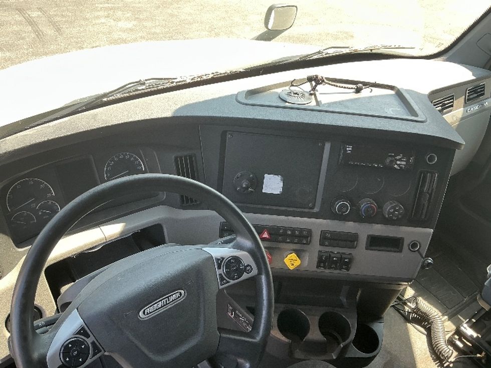 Sleeper Tractor-Heavy Duty Tractors-Freightliner-2020-T12664ST-Lexington-KY-529,262\n\t\tmiles-$ 61,750 - Image 11