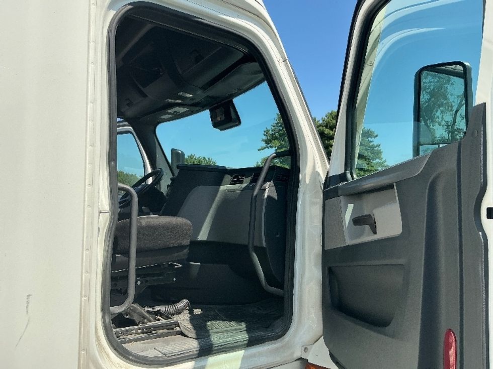 Sleeper Tractor-Heavy Duty Tractors-Freightliner-2020-T12664ST-Lexington-KY-529,262\n\t\tmiles-$ 61,750 - Image 13