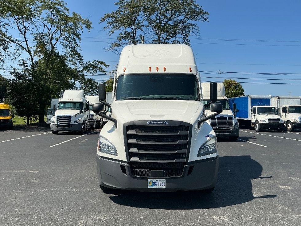 Sleeper Tractor-Heavy Duty Tractors-Freightliner-2020-T12664ST-Lexington-KY-529,262\n\t\tmiles-$ 61,750 - Image 2