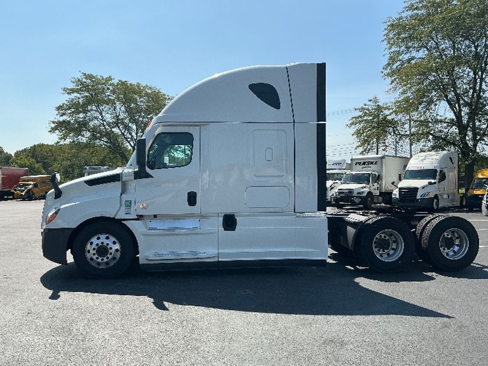 Sleeper Tractor-Heavy Duty Tractors-Freightliner-2020-T12664ST-Lexington-KY-529,262\n\t\tmiles-$ 61,750 - Image 4
