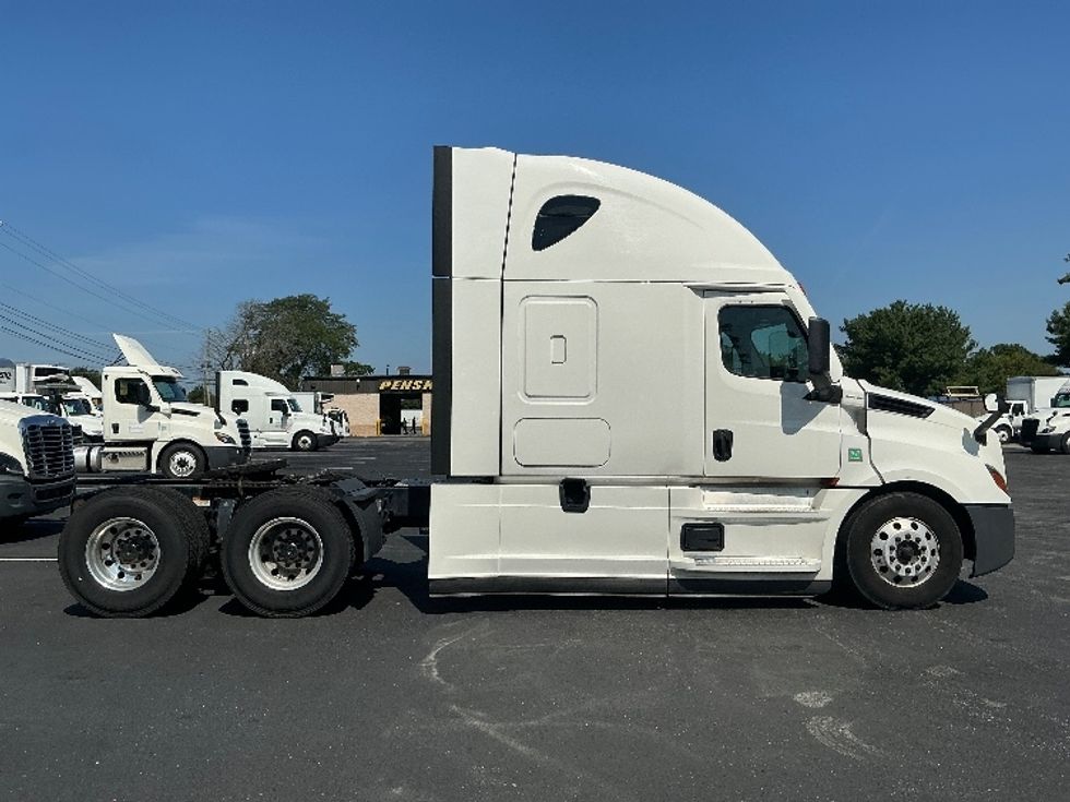Sleeper Tractor-Heavy Duty Tractors-Freightliner-2020-T12664ST-Lexington-KY-529,262\n\t\tmiles-$ 61,750 - Image 8