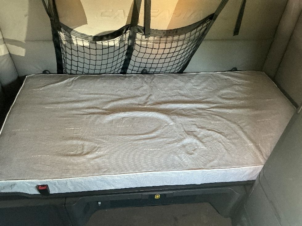 Sleeper Tractor-Heavy Duty Tractors-Freightliner-2020-T12664ST-Lexington-KY-645,349\n\t\tmiles-$ 48,750 - Image 17