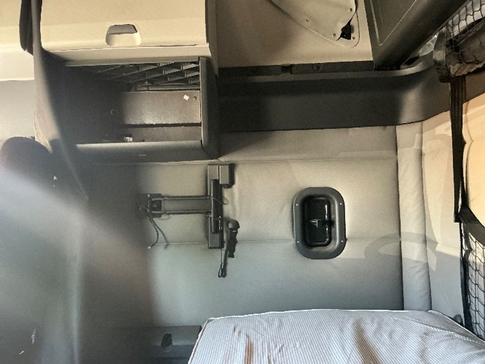 Sleeper Tractor-Heavy Duty Tractors-Freightliner-2020-T12664ST-Lexington-KY-645,349\n\t\tmiles-$ 48,750 - Image 19