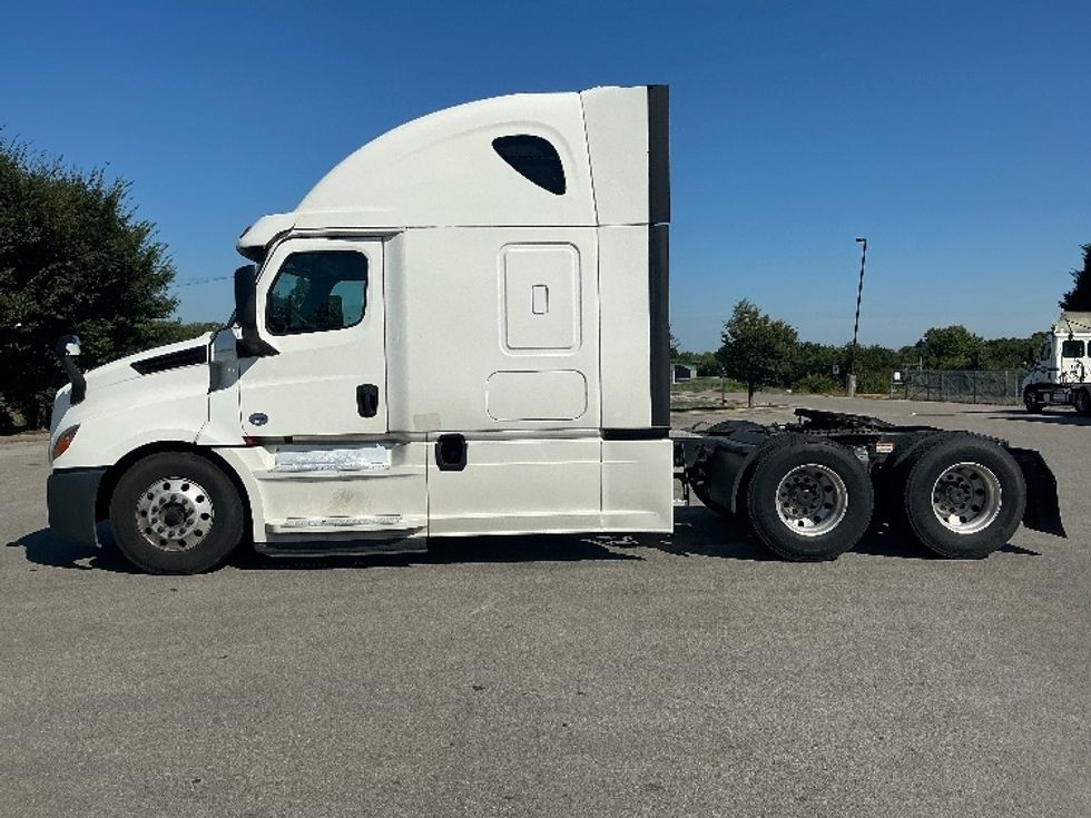 Sleeper Tractor-Heavy Duty Tractors-Freightliner-2020-T12664ST-Lexington-KY-645,349\n\t\tmiles-$ 48,750 - Image 4