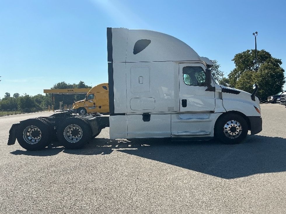 Sleeper Tractor-Heavy Duty Tractors-Freightliner-2020-T12664ST-Lexington-KY-645,349\n\t\tmiles-$ 48,750 - Image 8