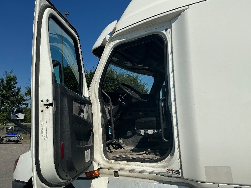 Sleeper Tractor-Heavy Duty Tractors-Freightliner-2020-T12664ST-Lexington-KY-645,349\n\t\tmiles-$ 48,750 - Image 9