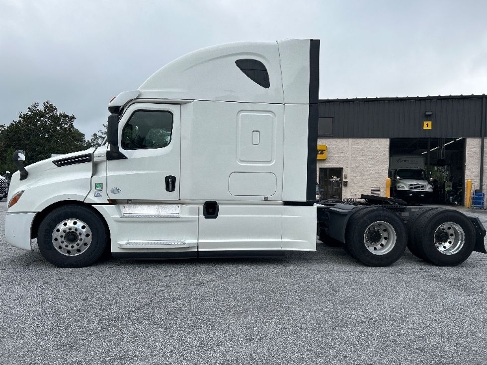 Sleeper Tractor-Heavy Duty Tractors-Freightliner-2020-T12664ST-Lexington-SC-455,960\n\t\tmiles-$ 66,000 - Image 4