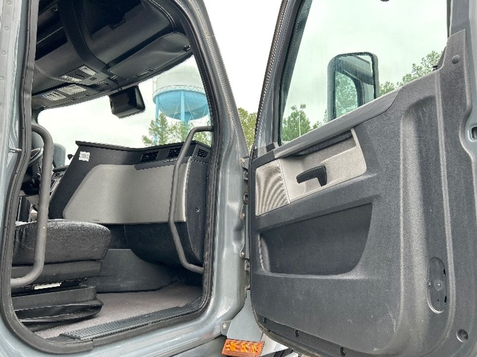 Sleeper Tractor-Heavy Duty Tractors-Freightliner-2020-T12664ST-Lexington-SC-482,408\n\t\tmiles-$ 73,000 - Image 11