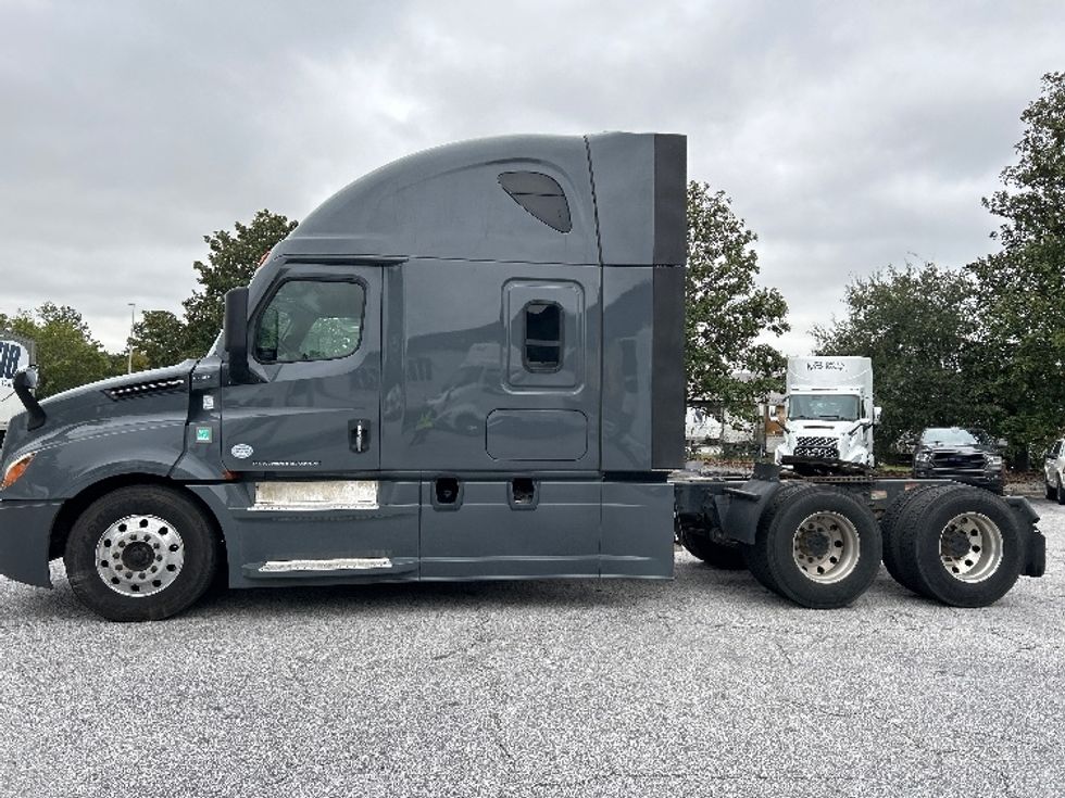 Sleeper Tractor-Heavy Duty Tractors-Freightliner-2020-T12664ST-Lexington-SC-482,408\n\t\tmiles-$ 73,000 - Image 4