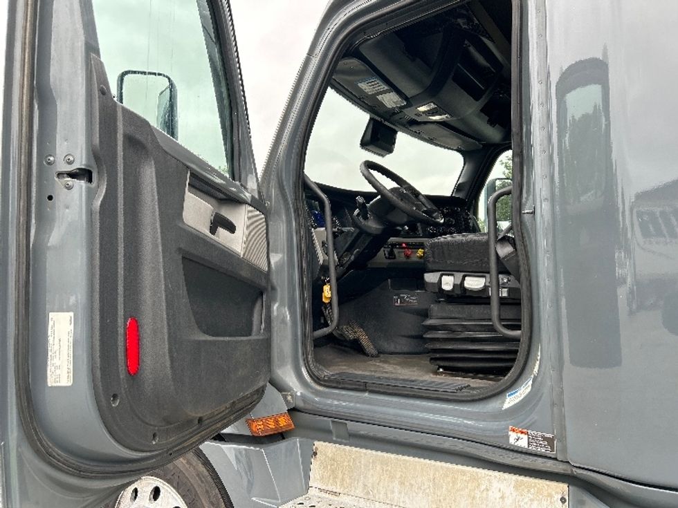 Sleeper Tractor-Heavy Duty Tractors-Freightliner-2020-T12664ST-Lexington-SC-482,408\n\t\tmiles-$ 73,000 - Image 8