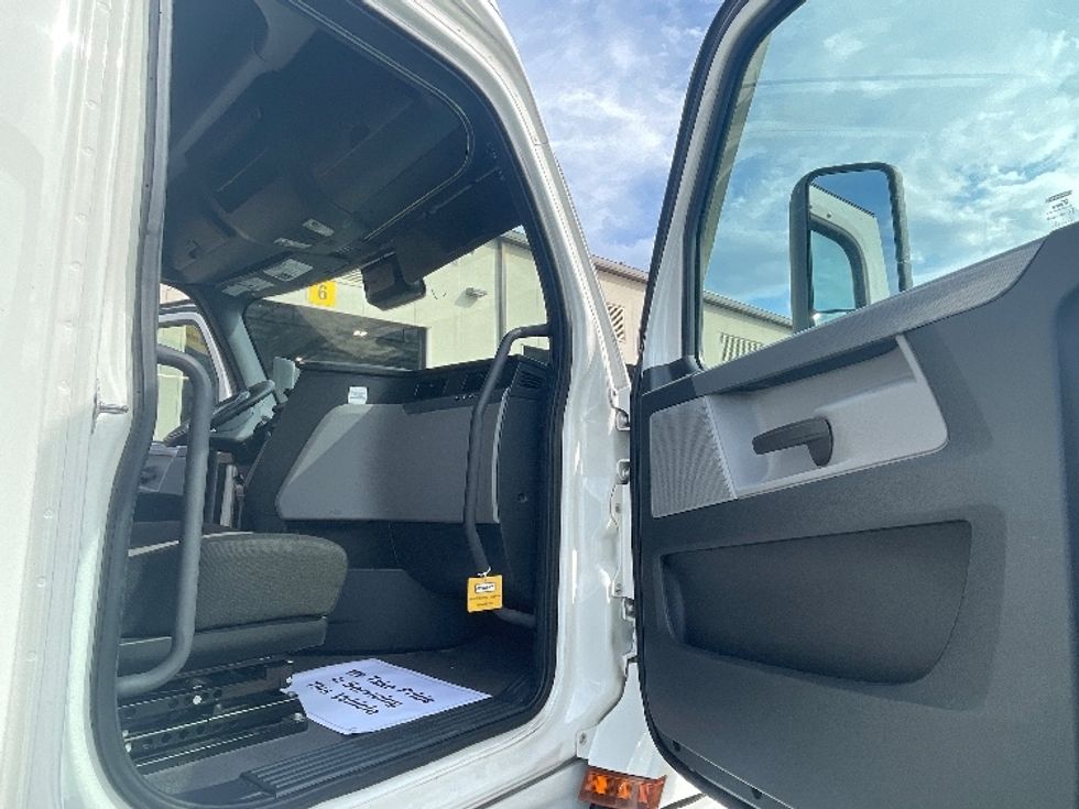 Sleeper Tractor-Heavy Duty Tractors-Freightliner-2020-T12664ST-Lithia Springs-GA-583,471\n\t\tmiles-$ 56,750 - Image 13