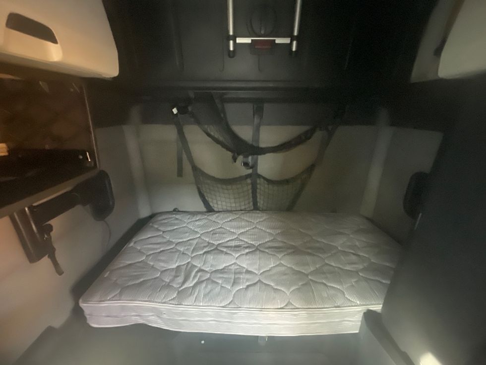 Sleeper Tractor-Heavy Duty Tractors-Freightliner-2020-T12664ST-Lithia Springs-GA-583,471\n\t\tmiles-$ 56,750 - Image 16