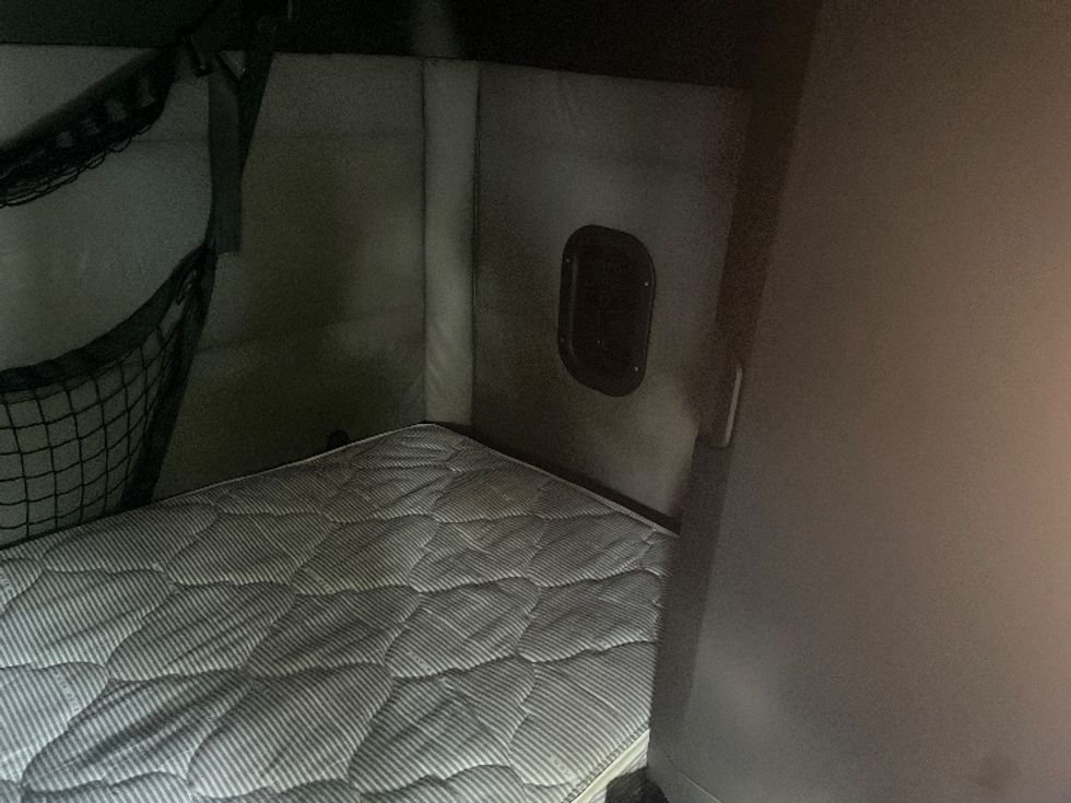 Sleeper Tractor-Heavy Duty Tractors-Freightliner-2020-T12664ST-Lithia Springs-GA-583,471\n\t\tmiles-$ 56,750 - Image 17