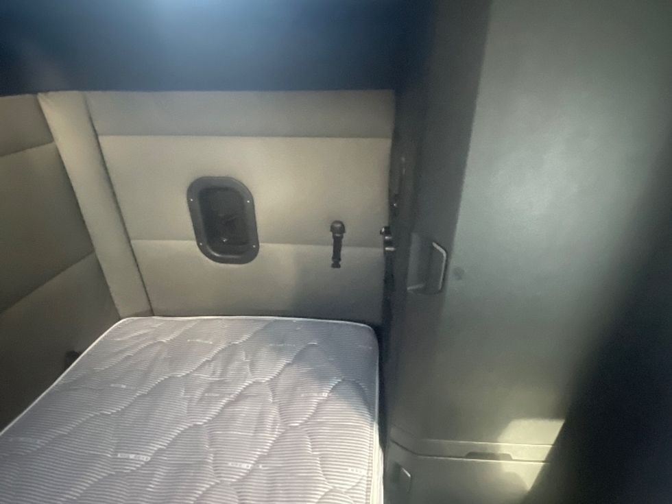 Sleeper Tractor-Heavy Duty Tractors-Freightliner-2020-T12664ST-Lithia Springs-GA-583,471\n\t\tmiles-$ 56,750 - Image 18