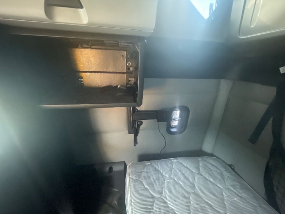 Sleeper Tractor-Heavy Duty Tractors-Freightliner-2020-T12664ST-Lithia Springs-GA-583,471\n\t\tmiles-$ 56,750 - Image 19