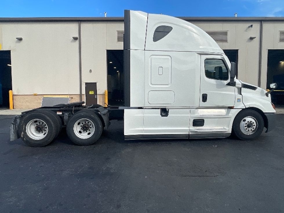 Sleeper Tractor-Heavy Duty Tractors-Freightliner-2020-T12664ST-Lithia Springs-GA-583,471\n\t\tmiles-$ 56,750 - Image 8