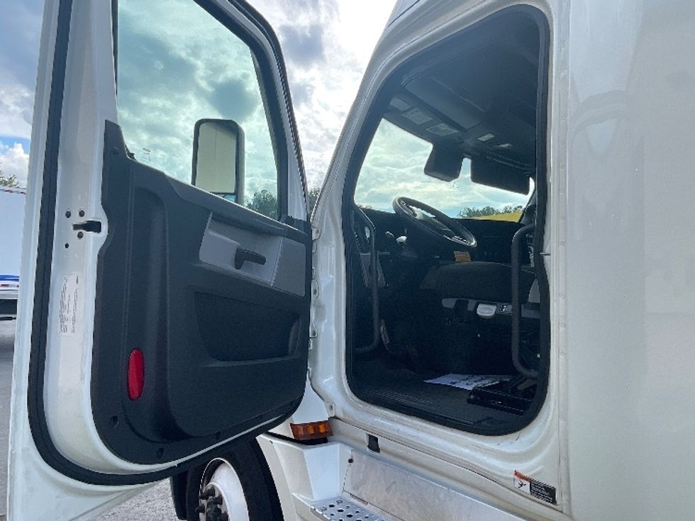 Sleeper Tractor-Heavy Duty Tractors-Freightliner-2020-T12664ST-Lithia Springs-GA-583,471\n\t\tmiles-$ 56,750 - Image 9