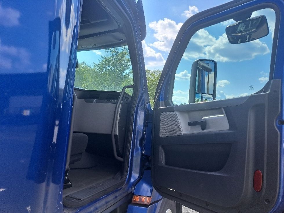 Sleeper Tractor-Heavy Duty Tractors-Freightliner-2020-T12664ST-Lithia Springs-GA-663,500\n\t\tmiles-$ 50,500 - Image 13