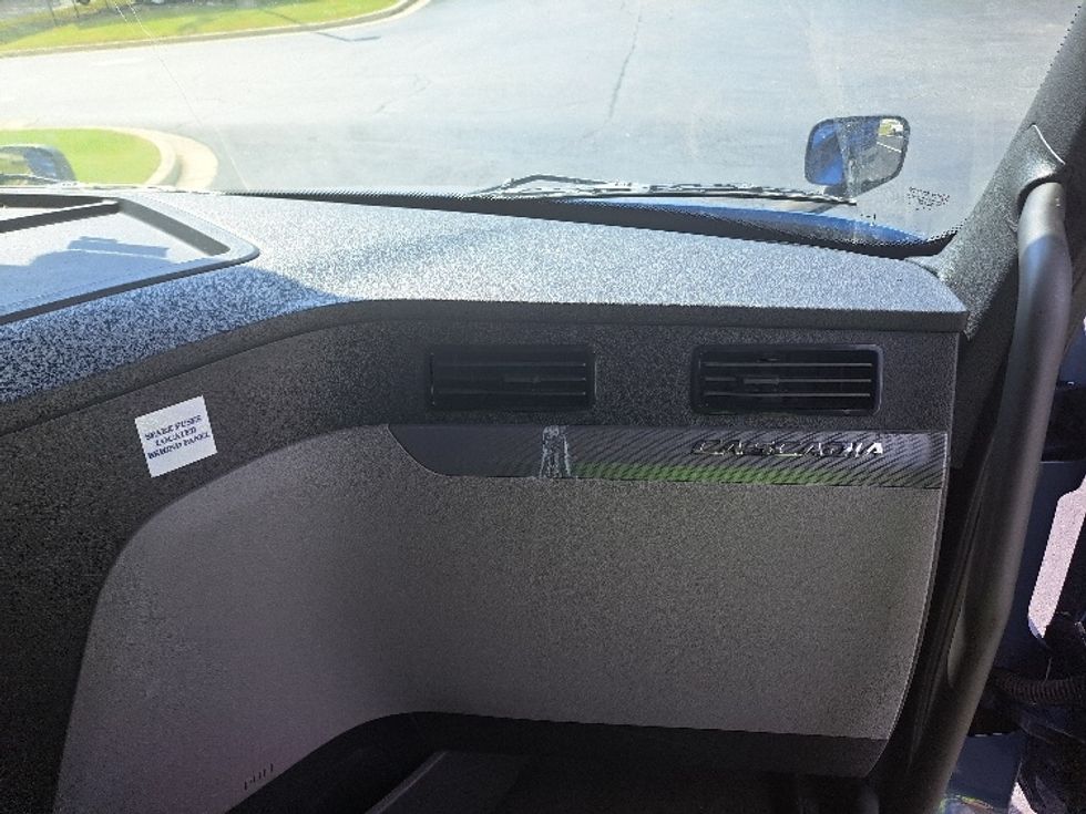 Sleeper Tractor-Heavy Duty Tractors-Freightliner-2020-T12664ST-Lithia Springs-GA-663,500\n\t\tmiles-$ 50,500 - Image 14