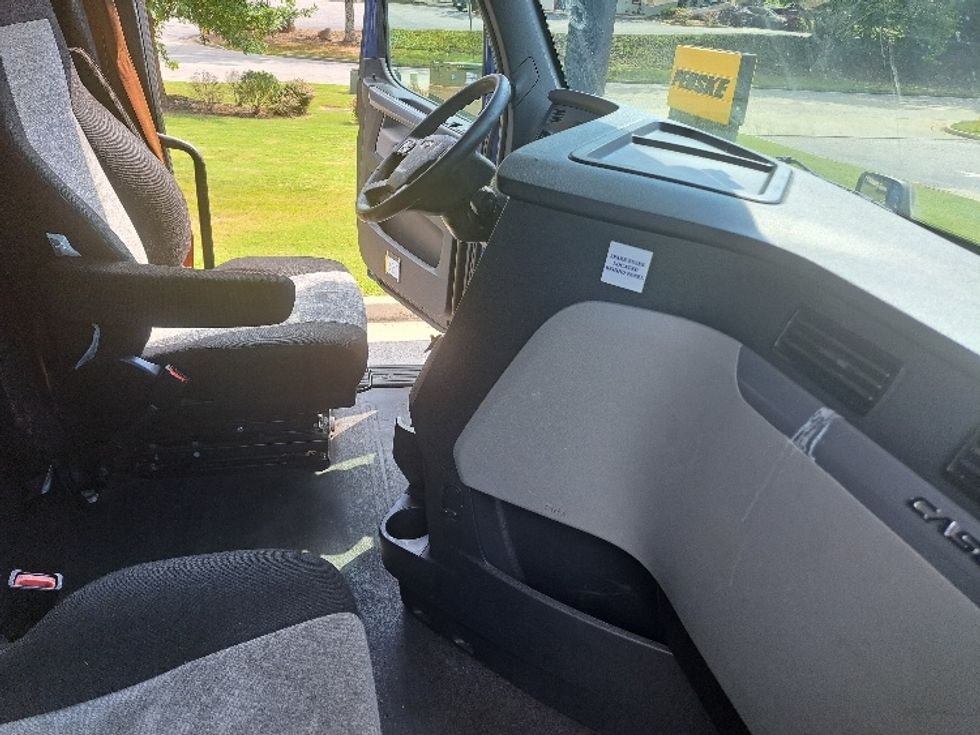 Sleeper Tractor-Heavy Duty Tractors-Freightliner-2020-T12664ST-Lithia Springs-GA-663,500\n\t\tmiles-$ 50,500 - Image 15