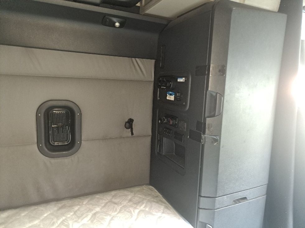 Sleeper Tractor-Heavy Duty Tractors-Freightliner-2020-T12664ST-Lithia Springs-GA-663,500\n\t\tmiles-$ 50,500 - Image 18