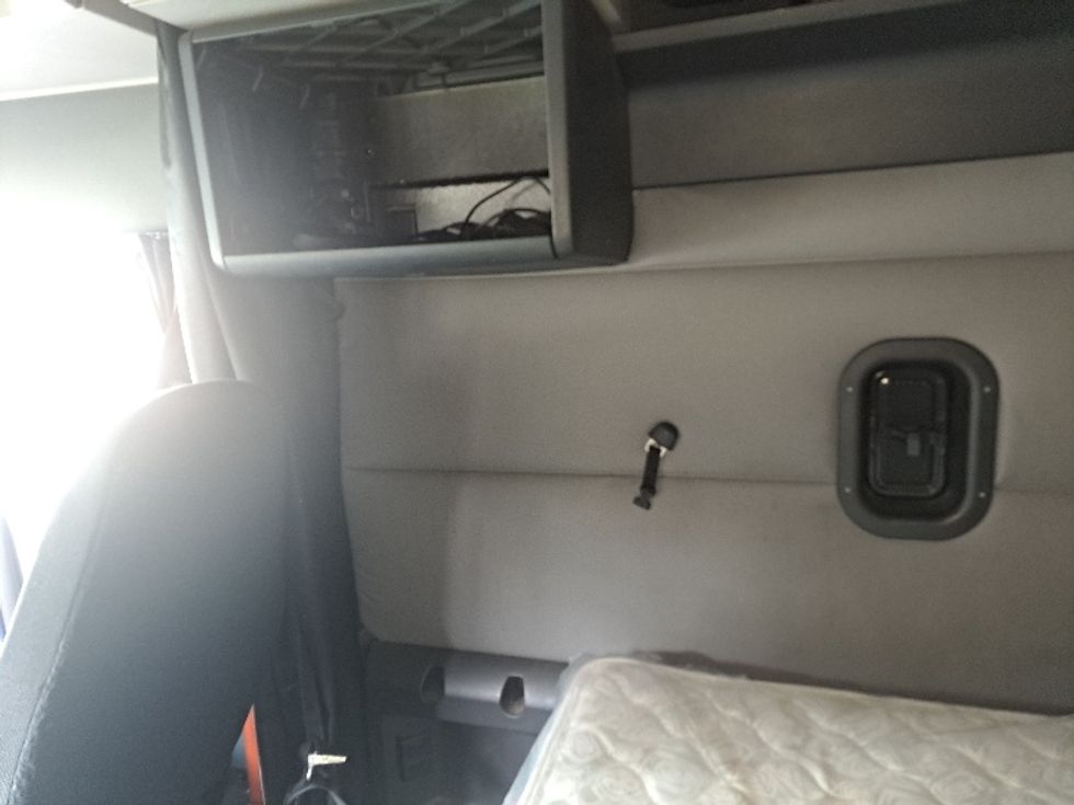 Sleeper Tractor-Heavy Duty Tractors-Freightliner-2020-T12664ST-Lithia Springs-GA-663,500\n\t\tmiles-$ 50,500 - Image 19