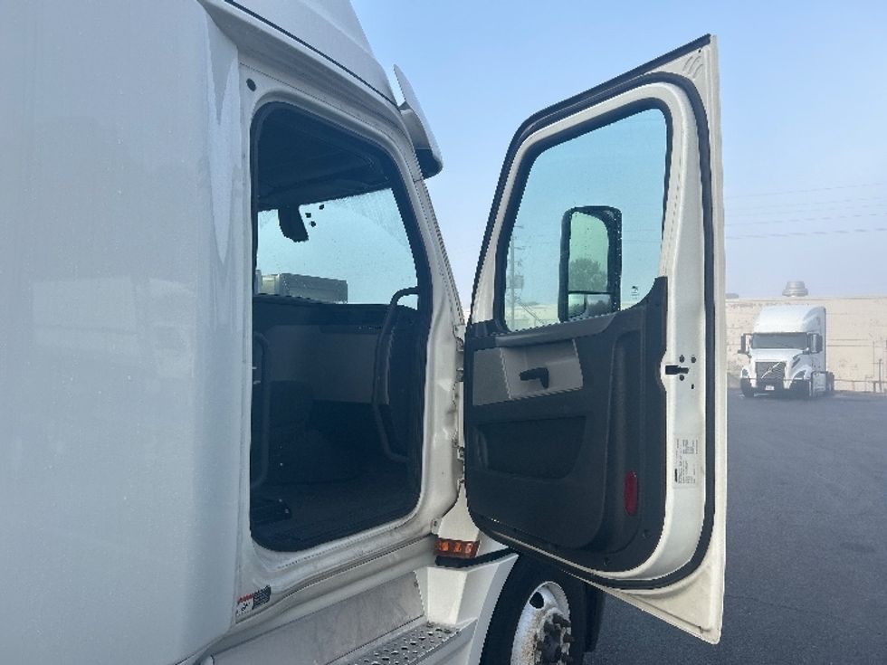 Sleeper Tractor-Heavy Duty Tractors-Freightliner-2020-T12664ST-Little Rock-AR-537,894\n\t\tmiles-$ 55,250 - Image 13