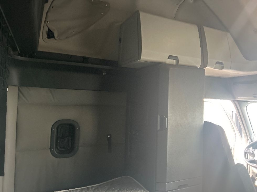 Sleeper Tractor-Heavy Duty Tractors-Freightliner-2020-T12664ST-Little Rock-AR-537,894\n\t\tmiles-$ 55,250 - Image 16