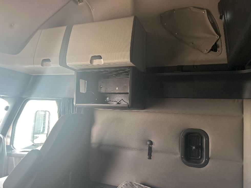 Sleeper Tractor-Heavy Duty Tractors-Freightliner-2020-T12664ST-Little Rock-AR-537,894\n\t\tmiles-$ 55,250 - Image 17